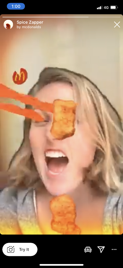 žena střílí paprsky z očí, aby zapnula nugety