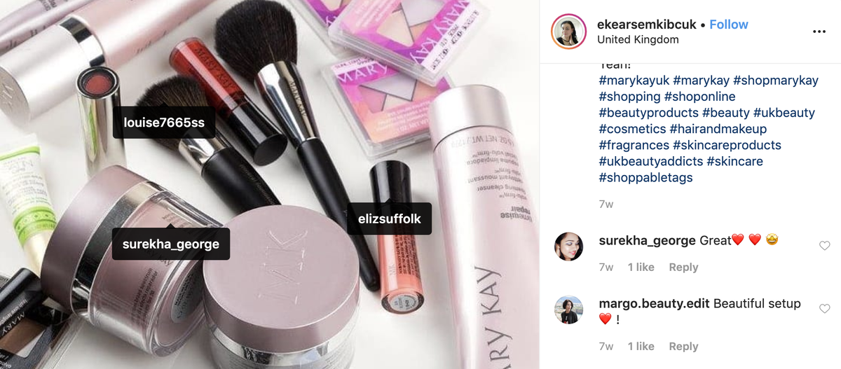 Instagramový příspěvek sortimentu make-upu s vybranými položkami označenými odkazem na obchod, kde si sledující mohou tuto položku zakoupit