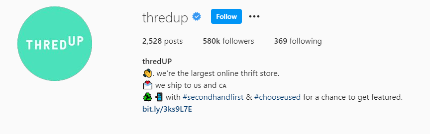 Instagram bio pro thredUP s informacemi rozmístěnými ve formátu seznamu a pomocí emodži