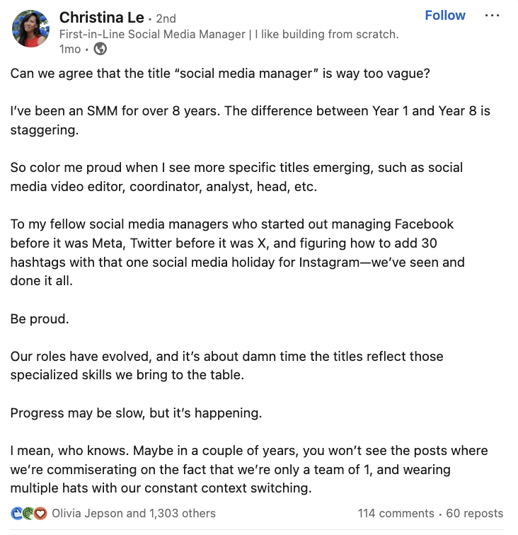   Una publicación de LinkedIn de un administrador de redes sociales que explica cómo ha cambiado el rol en los últimos ocho años y cómo ella's glad to see more specific titles emerging