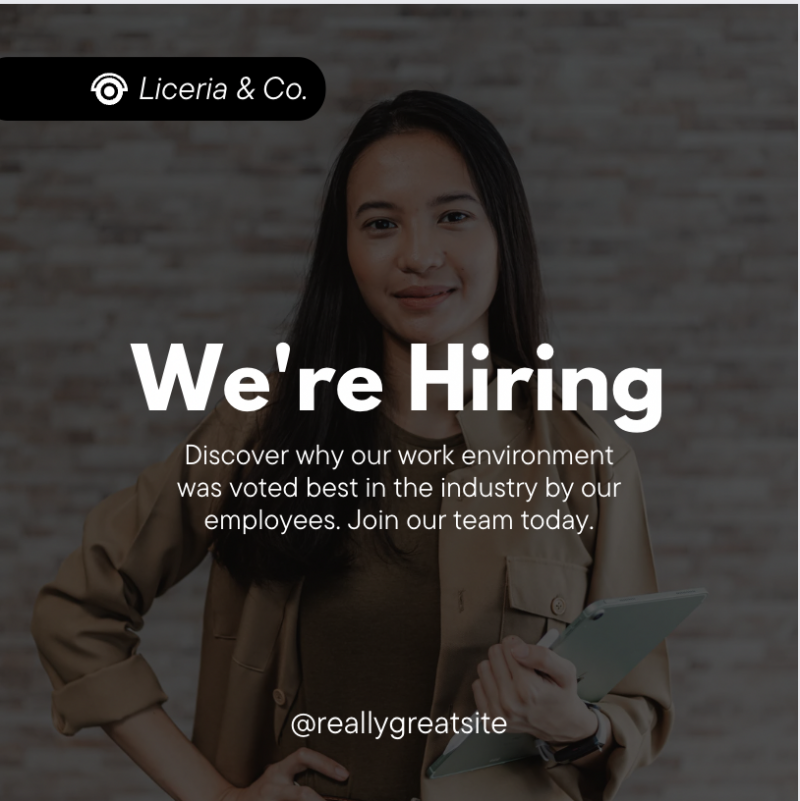   Un exemple de modèle d'image de réseau social indiquant 'Nous're Hiring. Discover why our work environment was voted best in the industry by our employees. Join our team today." The background image is a young, professional woman standing against a stone wall.