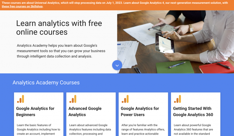 Une capture d'écran de l'académie Google Analytics's landing page and a few courses it offers, including Google Analytics for Beginners and Advanced Google Analytics