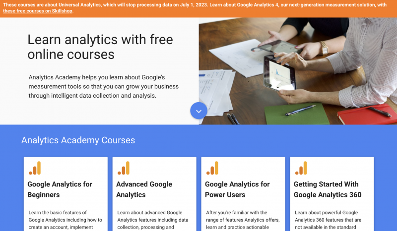   Екранна снимка на академията на Google Анализ's landing page and a few courses it offers, including Google Analytics for Beginners and Advanced Google Analytics