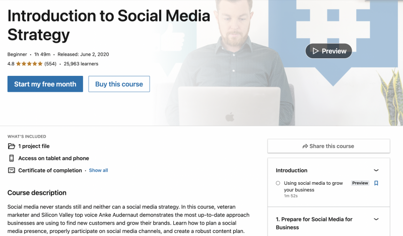 Une capture d'écran de la page d'accueil du cours d'apprentissage LinkedIn, Introduction à la stratégie des médias sociaux, où vous pouvez voir qu'elle a 4 virgule huit étoiles sur cinq.