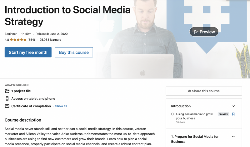   Екранна снимка на целевата страница за учебния курс по Linkedin, Въведение в стратегията за социални медии, където можете да видите, че има 4 точка осем звезди от пет.