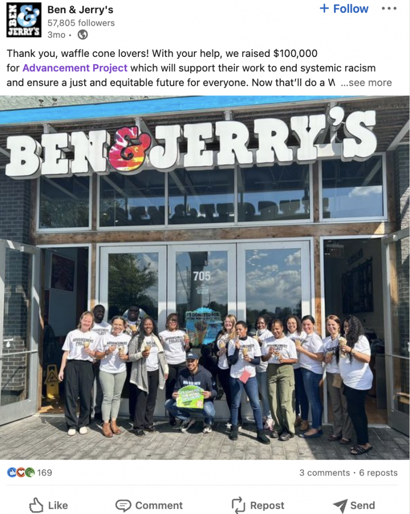   ЛинкедИн пост од Бен & Јерри's. The post thanks customers for helping them raise 0,000 for the Advancement Project, an organization working to end systemic racism. Ben & Jerry's link out to the organization's website for people to learn more. 