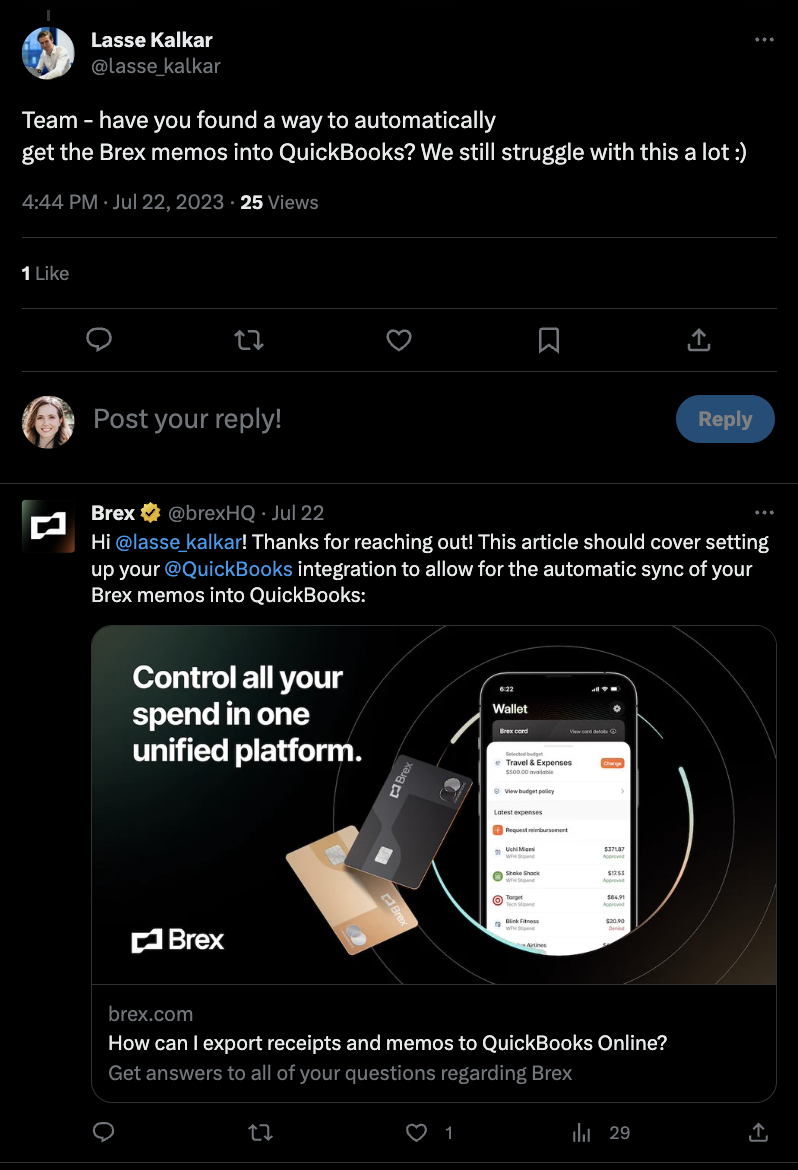   Une capture d'écran d'un échange de Tweet entre Brex et son client. Lors de l'échange, le client met en évidence un problème et Brex répond avec un article de blog qui aide à fournir une solution.