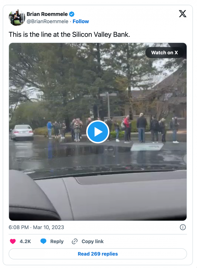   Des gens font la queue devant la Silicon Valley Bank