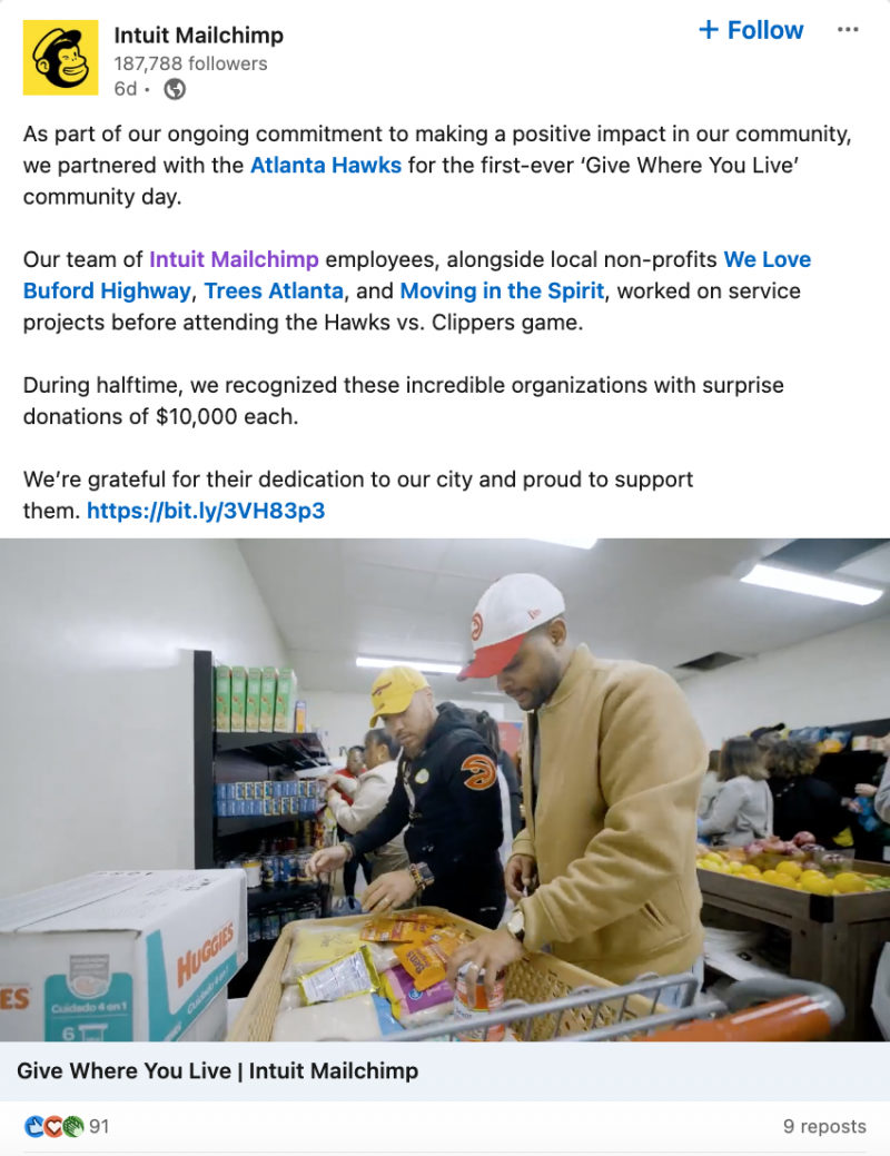 Un ejemplo de vídeo de Mailchimp en LinkedIn sobre la empresa's community service activities.