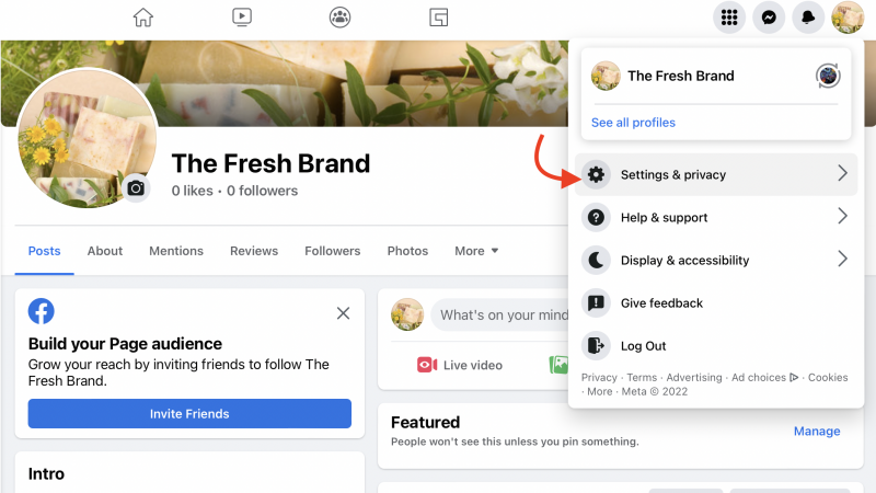 Padajući izbornik Facebook stranice sa strelicom koja pokazuje na gumb postavki i privatnosti
