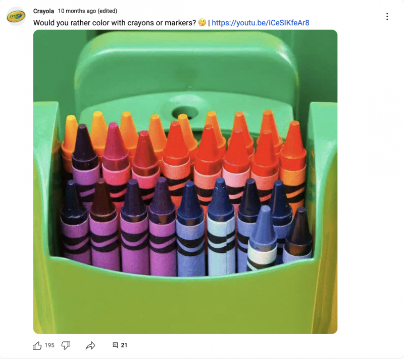   Una publicació de la comunitat de Crayola a YouTube on la marca pregunta si al seu públic li agrada pintar amb llapis de colors o retoladors. La publicació inclou un vídeo d'estil ASMR de la seva icònica caixa de llapis de colors.