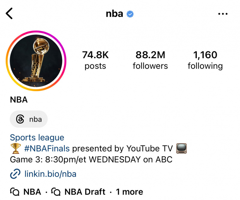   Το ΝΒΑ's Instagram bio. There are several broadcast channels listed in the bio. 