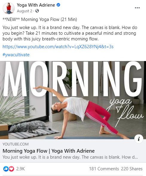 La pubblicazione di video sui social può aiutarti a ottenere più visualizzazioni su YouTube. Questo esempio è tratto da Yoga with Adriene, che pubblica i suoi video di YouTube sulla sua pagina Facebook.