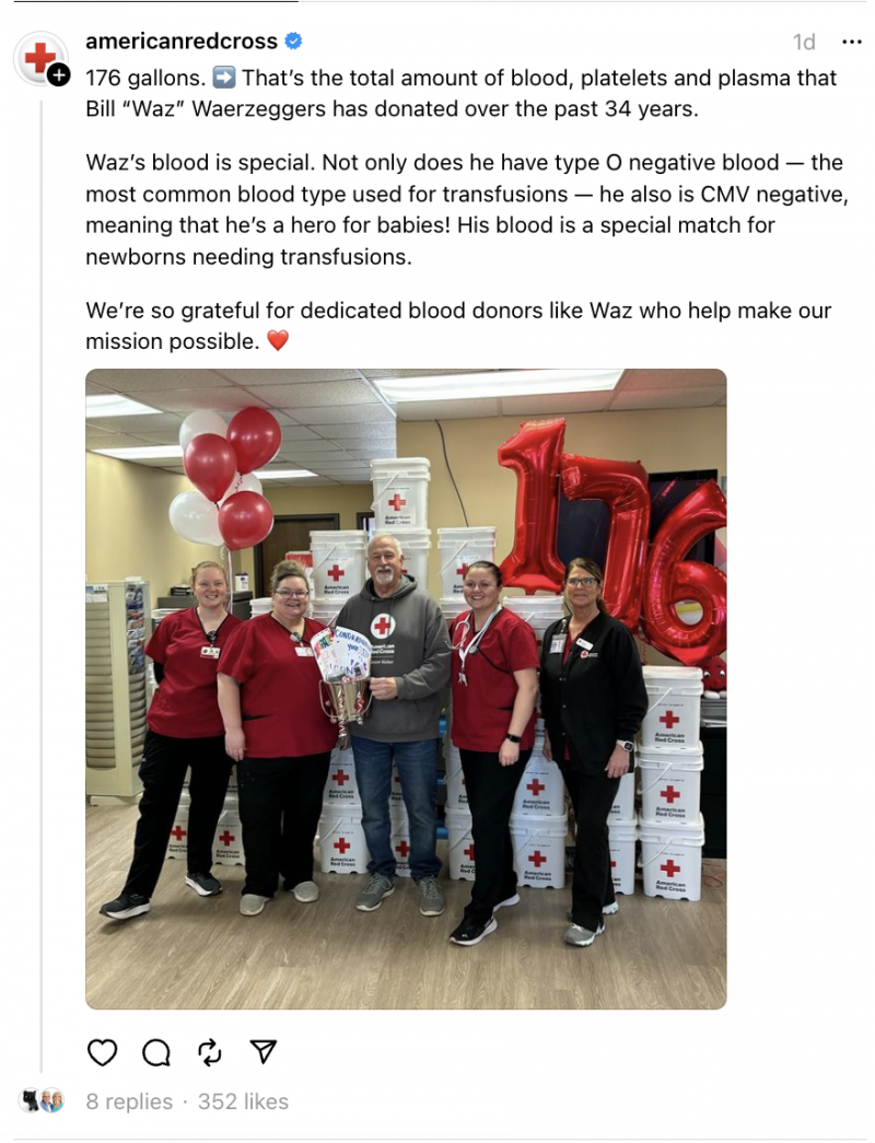   Una publicació de la Creu Roja Americana a Threads que celebra les contribucions de sang d'un home amb sang de tipus O negativa que salva vides.