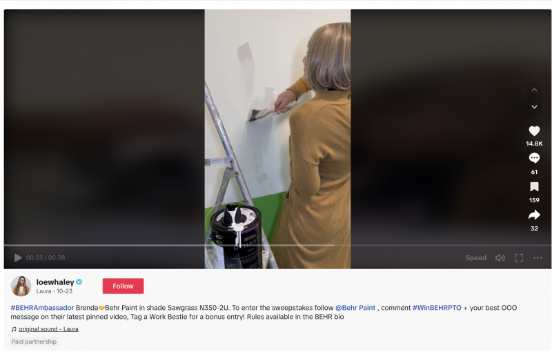   Captura de pantalla de TikTok de un influencer que promociona la pintura Behr.
