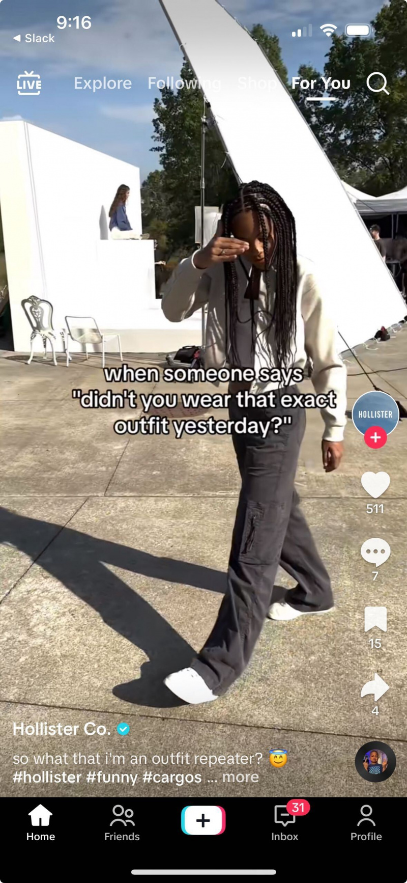   Un TikTok condiviso da Hollister. Nel post, una modella si copre il viso mentre è sul set di un servizio fotografico. La didascalia dice 'Quando qualcuno dice 'fatto'.'t you were that exact outfit yesterday?". 