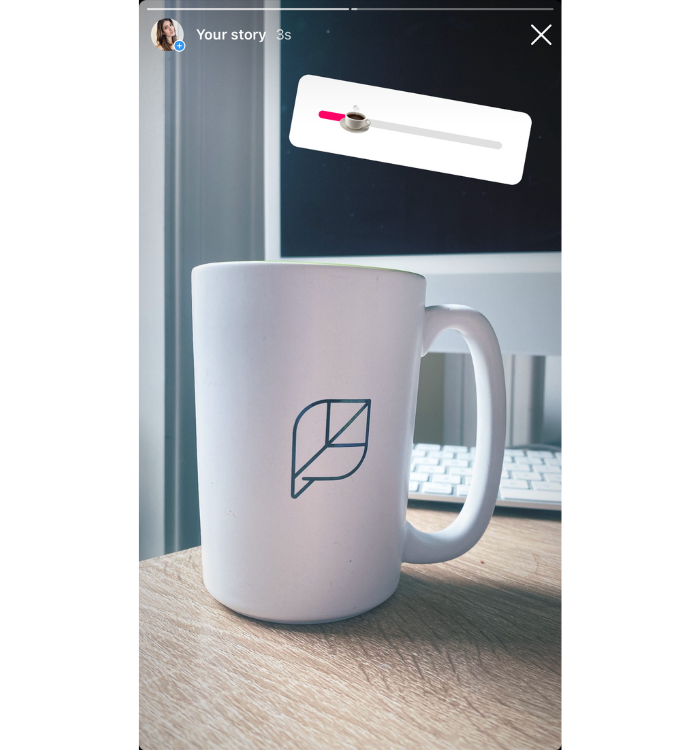 Une histoire Instagram avec un autocollant de curseur avec un emoji d'une tasse de café sur le curseur