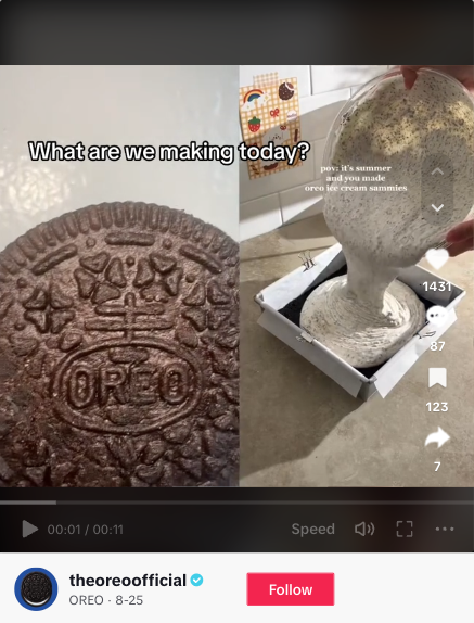 Snimka zaslona TikTok videa od strane Orea kao spoja sa snimkom drugog korisnika koji pravi Oreo sladoledni sendvič. Jedna polovica ekrana je originalni video pravljenja sendviča sa sladoledom, a druga strana je Oreo kolačić kao da gleda originalni video.