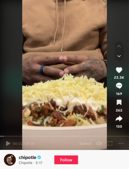 Snimka zaslona TikTok videa tvrtke Chipotle gdje su surađivali s TikTok influencerom kako bi stvorili video za promociju nove stavke izbornika.