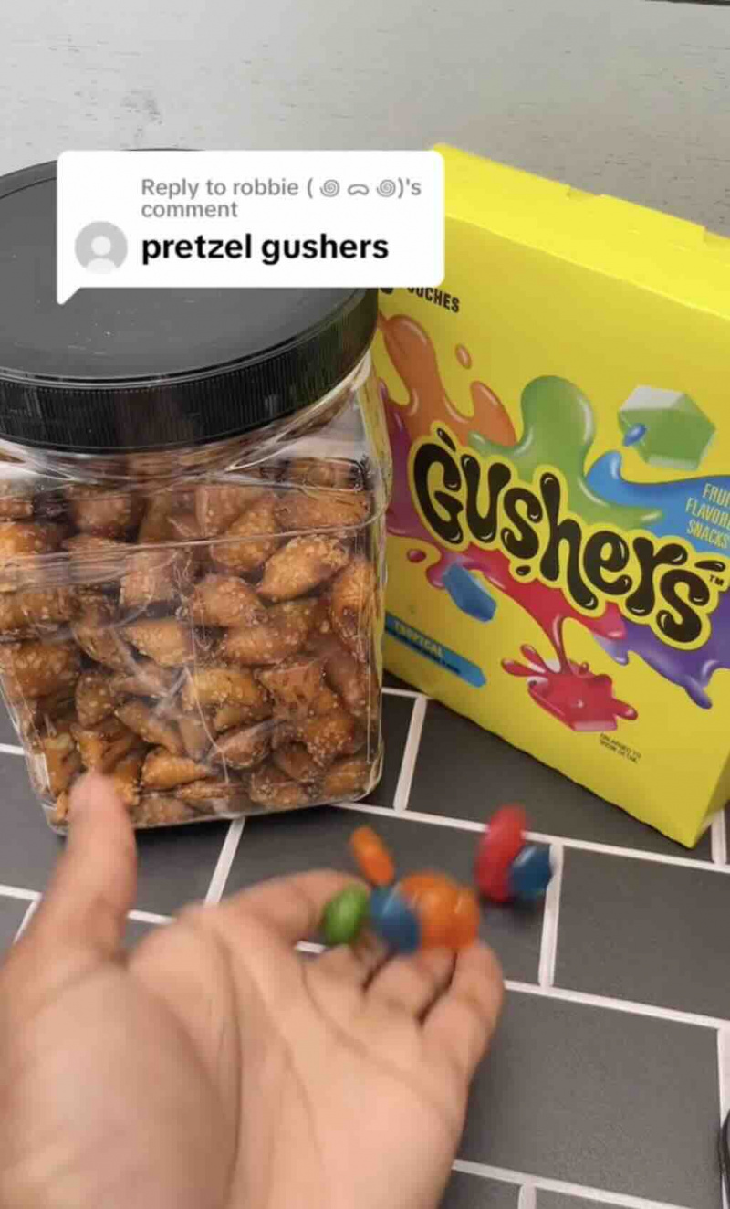   Στιγμιότυπο οθόνης του Gusher's TikTok video response to someone requesting pretzels to be eaten with Gushers in the comments of a previous Gusher TikTok video