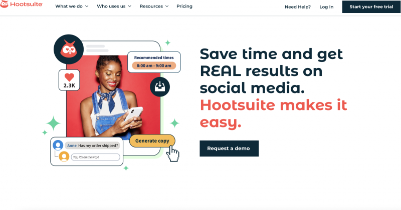   domača stran hootsuite, ki prikazuje nasmejano žensko, obdano z grafičnimi predstavitvami meritev in funkcij poleg besedila, ki se glasi"save time and get REAL results on social media. Hootsuite makes it easy."
