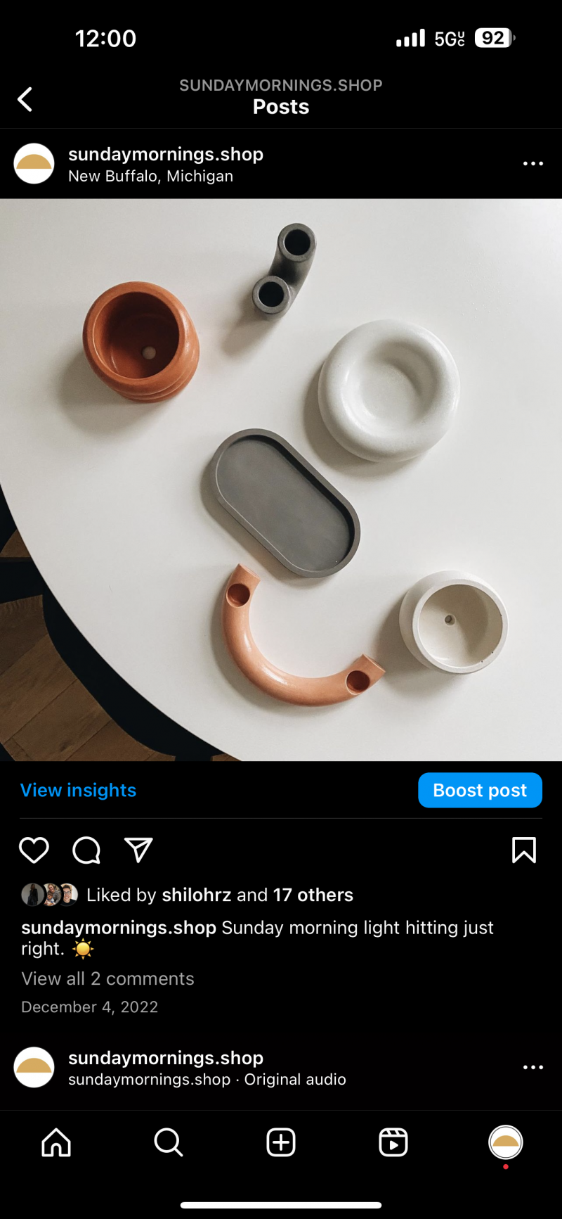   Snimka zaslona objave na Instagramu brenda keramike Sunday Mornings (@sundaymornings.shop). Sunday Mornings upravlja Instagram Business računom, tako da post ima plavi gumb 'View Insights' ispod slike.