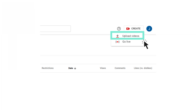   Flecha haciendo clic en la opción de subir videos dentro del menú del botón Crear en YouTube