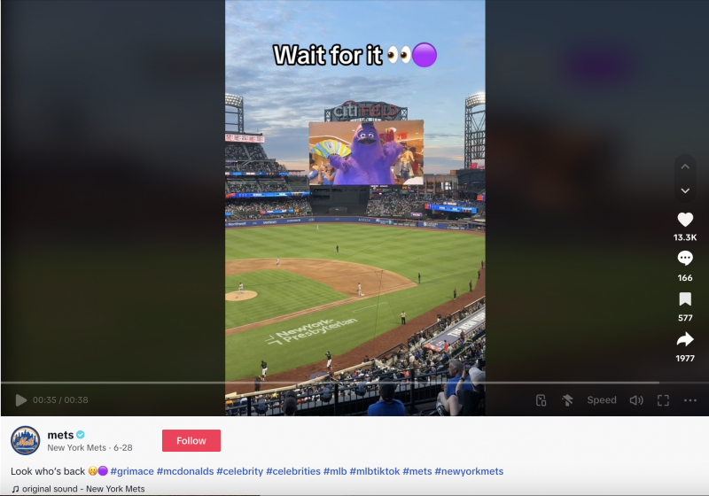   Un TikTok dei Mets con Grimace sul maxischermo durante la loro recente partita di baseball