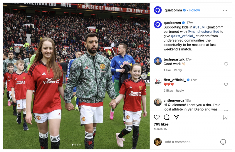  クアルコムの Instagram カルーセル投稿。非営利パートナーである FIRST の学生がマンチェスター ユナイテッドのフットボールの試合のピッチに立つ様子を映しています。