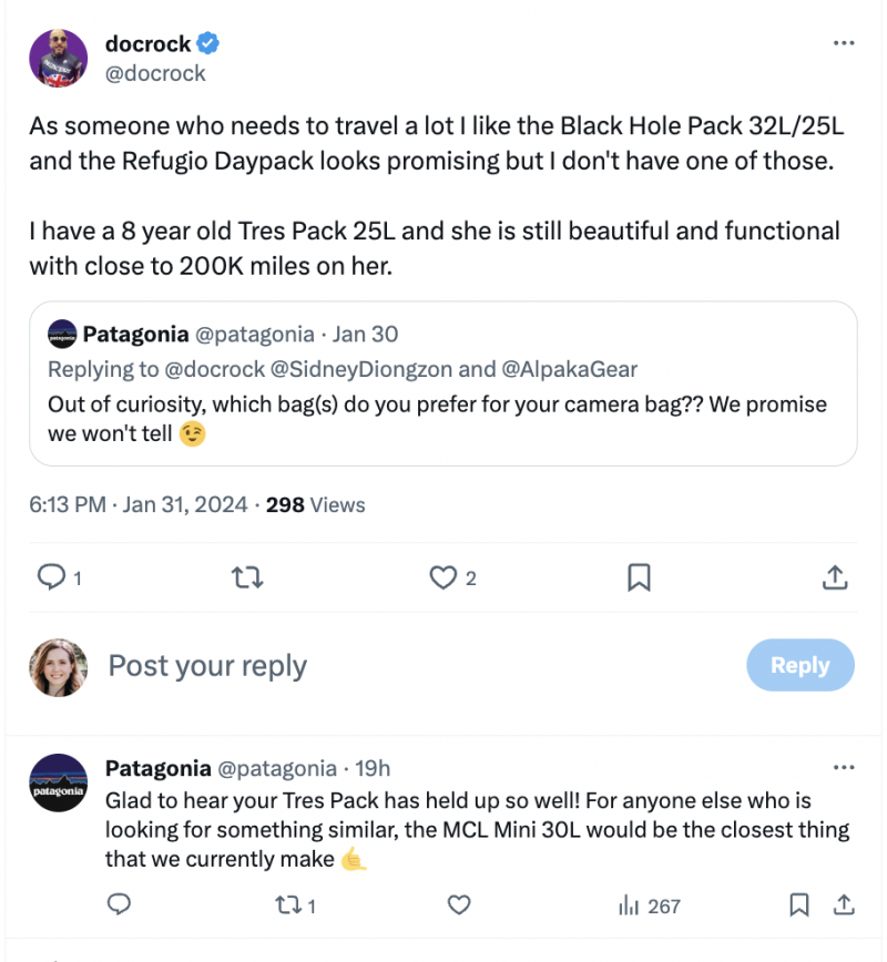   Una captura de pantalla d'un usuari que interacciona amb @Patagonia a X. L'usuari està compartint la seva motxilla preferida de Patagonia, que té 8 anys. La marca segueix celebrant l'usuari's choice, and offering a similar alternative that is currently offered for anyone else reading the conversation. 