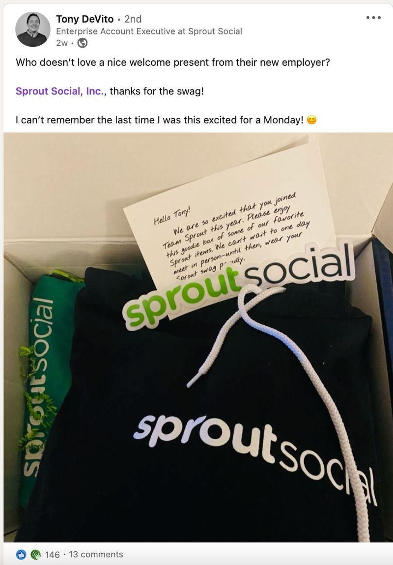Een LinkedIn-bericht van een nieuwe medewerker van Sprout Social die een afbeelding van de swag-box voor nieuwe medewerkers deelt.