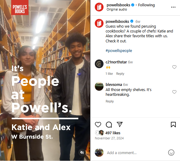   パウエルズ・ブックスの棚に並ぶ二人のインスタグラム・リール。画面には「パウエル家の人々です。」というテキストが表示されます。ケイティとアレックス、W. バーンサイド ストリート。」