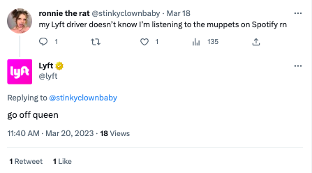   Une capture d'écran d'un Tweet de @stinkyclownbaby qui dit 'mon chauffeur Lyft ne sait pas que j'écoute les muppets sur Spotify rn'. Le compte Twitter @Lyft a répondu en disant simplement « vas-y reine ».