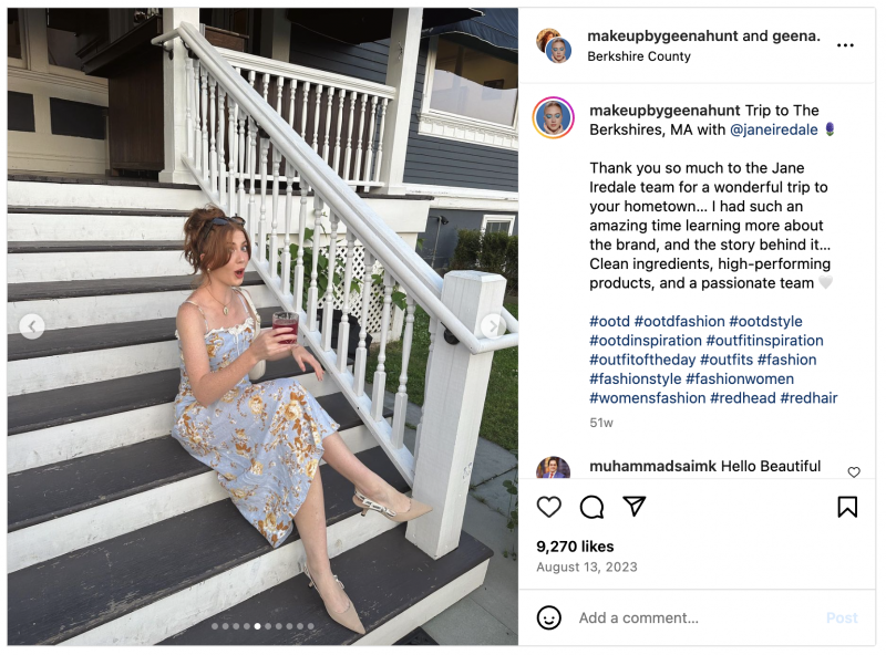   Un carrousel Instagram de Geena Hunt, une influenceuse maquillage, assise sur la marche d'une auberge pendant Jane Iredale's brand trip to Massachusetts. 