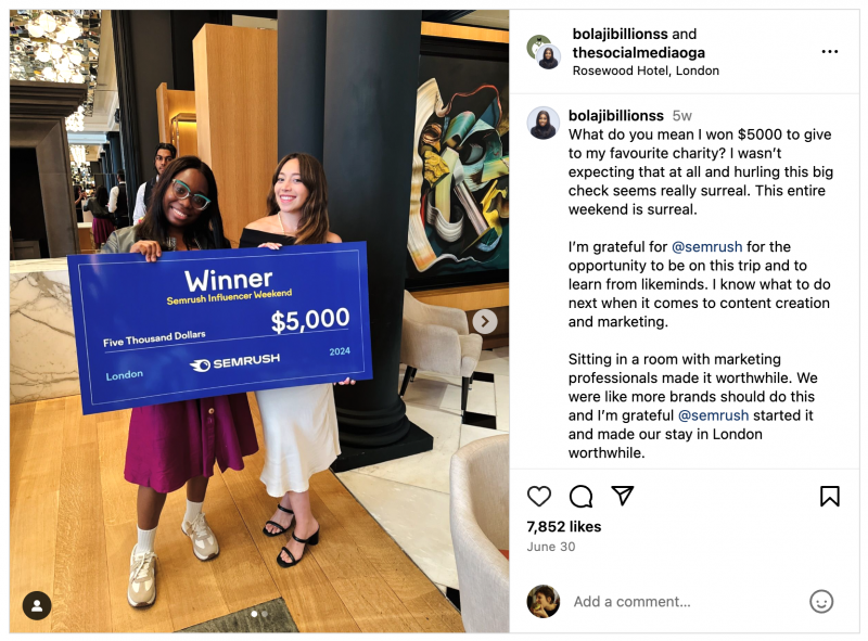   Une publication Instagram du créateur lifestyle Omobolaji Ajibare, pendant Semrush's London brand trip. She is standing with the trip's organizer, holding a giant check for winning a contest. 