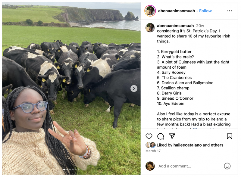   Une publication Instagram d'Abena Anim-Somuah, la montrant en train de faire le signe de la paix alors qu'elle se tenait devant un groupe de vaches pendant Kerrygold's brand trip to Ireland.