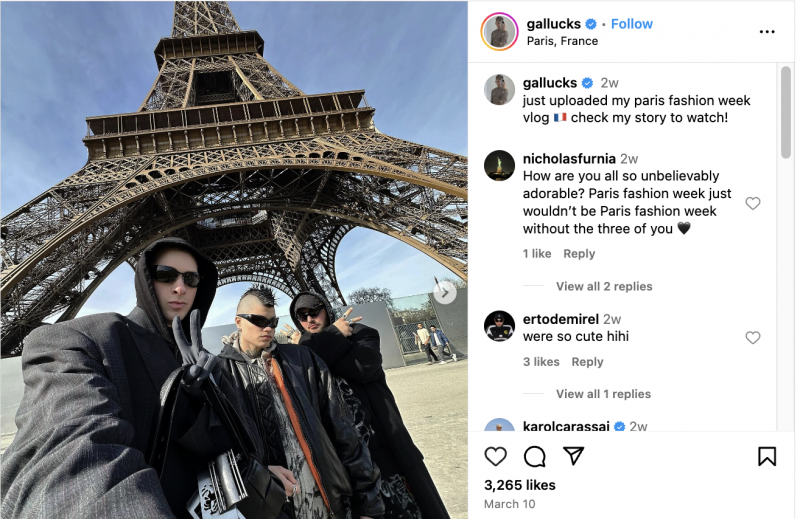  Una publicación de Instagram de Joel Mcloughlin y sus amigos posando bajo la Torre Eiffel durante la Semana de la Moda de París.