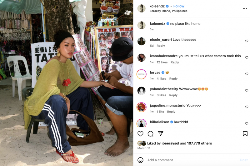   Una publicación de Instagram de Koleen Diaz vistiendo un top verde de gran tamaño, accesorios femeninos y pantalones deportivos.