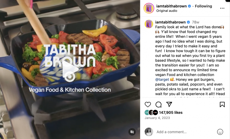   Una publicación de la creadora Tabitha Brown que anuncia su colección de cocina y comida vegana en 2023