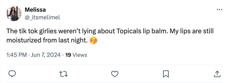   Una publicación X que celebra un producto de la marca de cuidado de la piel Topicals. La publicación usa jerga y emojis.