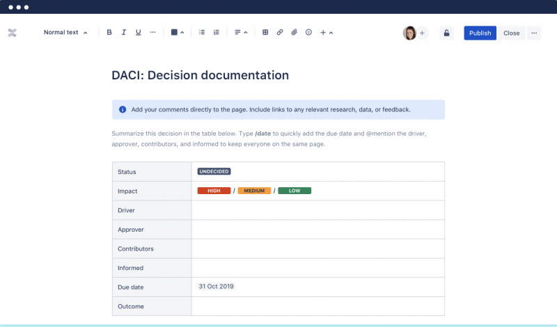 Uno screenshot di un'area di lavoro di Confluence che mostra lo stato, l'impatto, il conducente, l'approvatore, i contributori, gli informati, la data di scadenza e il reddito.