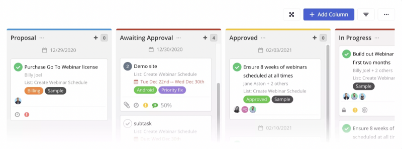Uno screenshot delle attività in Teamwork raggruppate per proposta, in attesa di approvazione, approvate e in corso.
