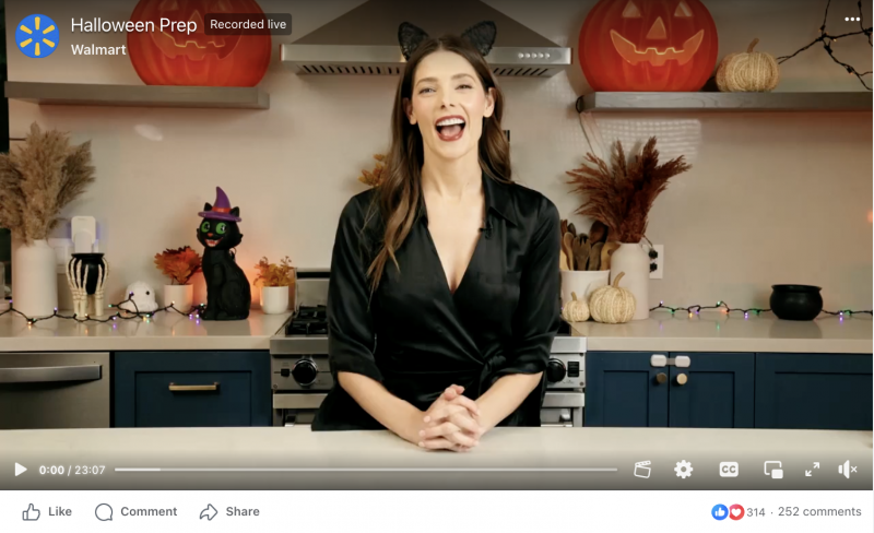   Un evento Walmart Facebook Live con l'attrice e creatrice Ashley Greene addobbata con decorazioni di Halloween