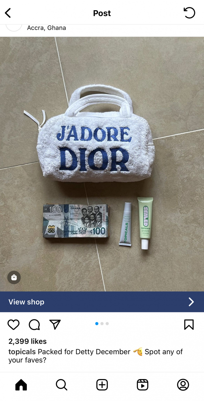   Un article carrousel de la campagne #TopicalsGoneToGhana. La photo présentée montre un sac à main Dior, de l'argent et des produits de soin des lèvres Topicals.