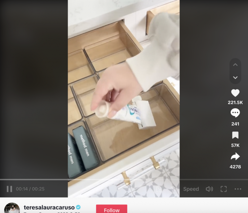   Vídeo de TikTok dirigido a la aplicación o al sitio web de Amazon, donde puedes buscar y comprar ofertas de Prime Day.