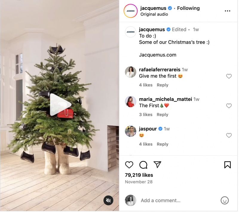   ジャックムスのインスタグラム リールでは、各インスタレーションに製品が織り込まれたシュルレアリスムのクリスマス ツリーを紹介しています