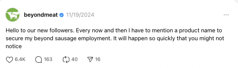   Beyond Meat のスレッド投稿には次のように書かれています。"Hello to our new followers. Every now and then I have to mention a product name to secure my beyond sausage employment. It will happen so quickly that you might not notice."