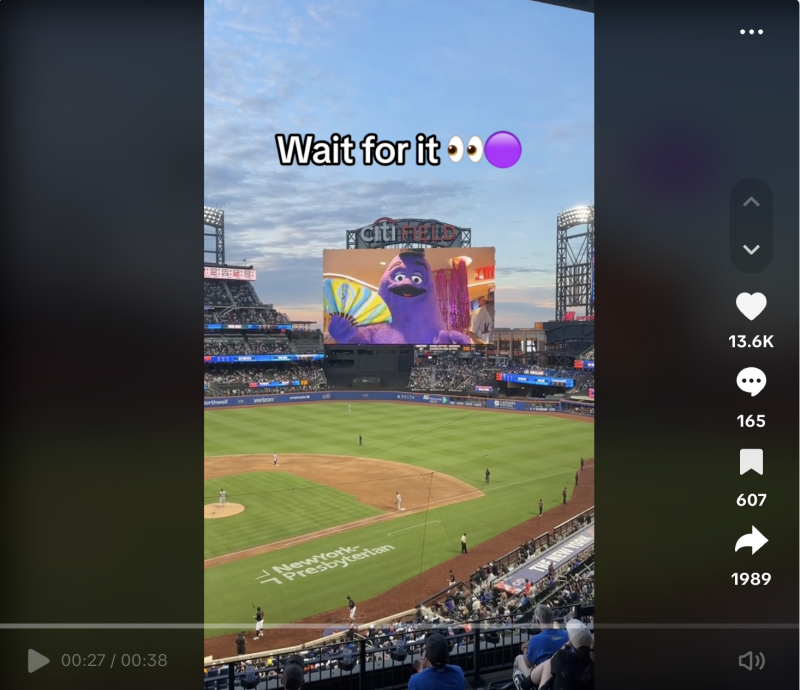   ジャンボトロンで有名人を紹介するメッツの試合の TikTok 動画。しかめっ面がスクリーンに登場すると、観客は熱狂する。