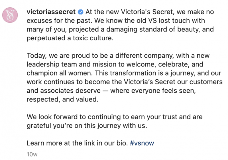   Una captura de pantalla de Victoria's Secret Instagram caption that starts by saying, "At the new Victoria's Secret, we make no excuses for the past." The rest of the caption explains how Victoria's Secret is a new company, with new values where everyone should feel seen, respected and valued.