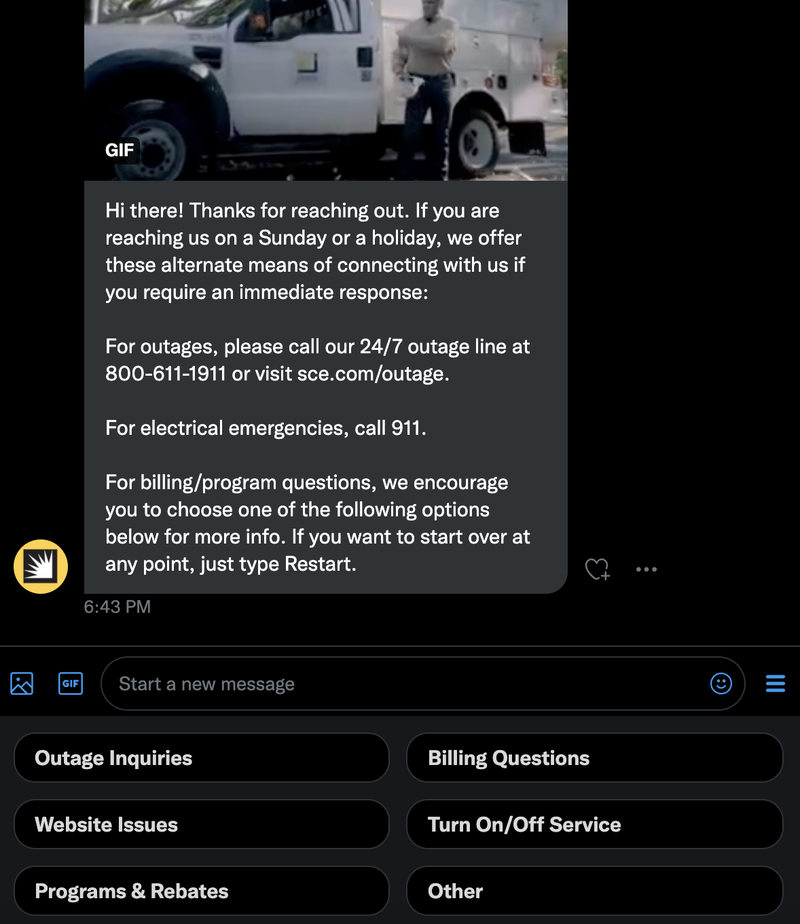 Il chatbot Twitter di Edison della California meridionale offre opzioni per emergenze e aiuti immediati a bassa posta durante le ore di riposo, in questo caso la domenica tardi.